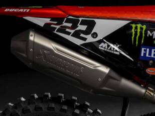 La nueva Ducati Desmo450 MX montará de serie un escape Akrapovič