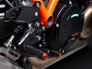 Nuevas estriberas KT06 para KTM 1390 Super Duke R