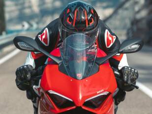 Givi presenta sus nuevos cascos integrales más deportivos