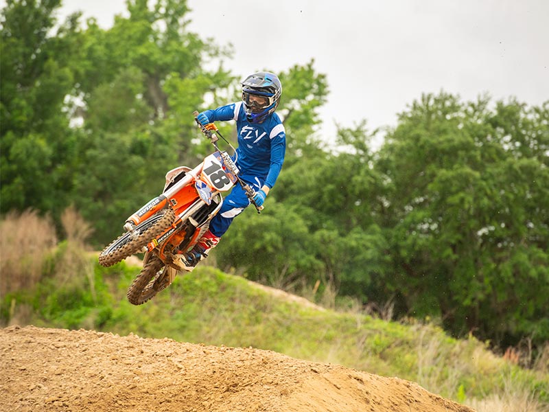 Vuela alto con la nueva colección 2025 de Fly Racing