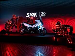 SYM España celebra 20 años y presenta el nuevo escúter ADXTG 400