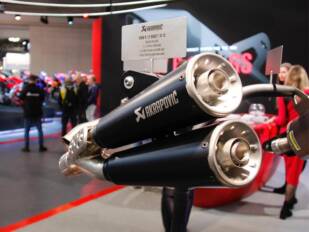 Innovaciones en EICMA 2024: Accossato, Akrapovič, Arai, Heidenau y Sena