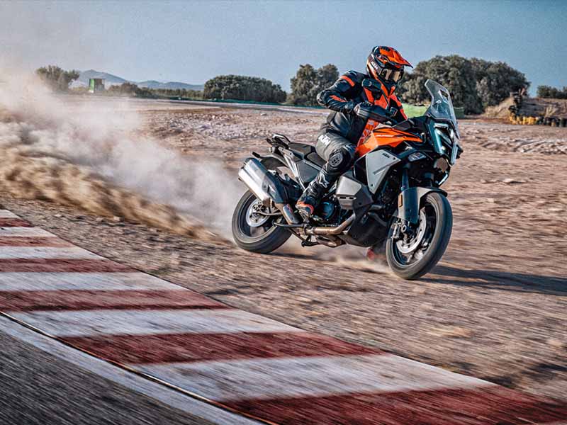 KTM 990 RC R y 1390 Super Adventure S EVO: Sobredosis naranja