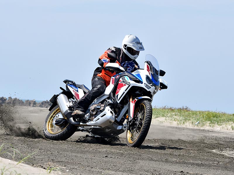Arai presenta nuevos cascos: Tour-X5 y MX-V EVO