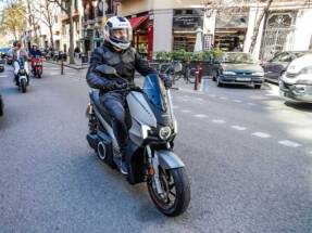 Guantes obligatorios, calzado cerrado y circulación por el arcén: así cambia la normativa para los motoristas el 1 de octubre Guantes obligatorios, calzado cerrado y circulación por el arcén: así cambia la normativa para los motoristas el 1 de octubre