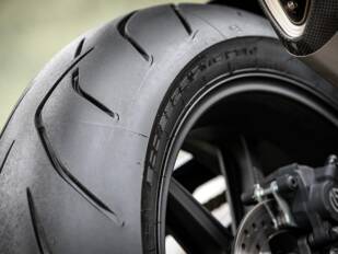 BMW equipa sus nuevas R1300R y R1300RS con neumáticos Dunlop
