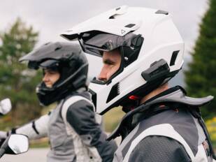 Repaso a la oferta en cascos dirigidos a los motoristas más aventureros Repaso a la oferta en cascos dirigidos a los motoristas más aventureros