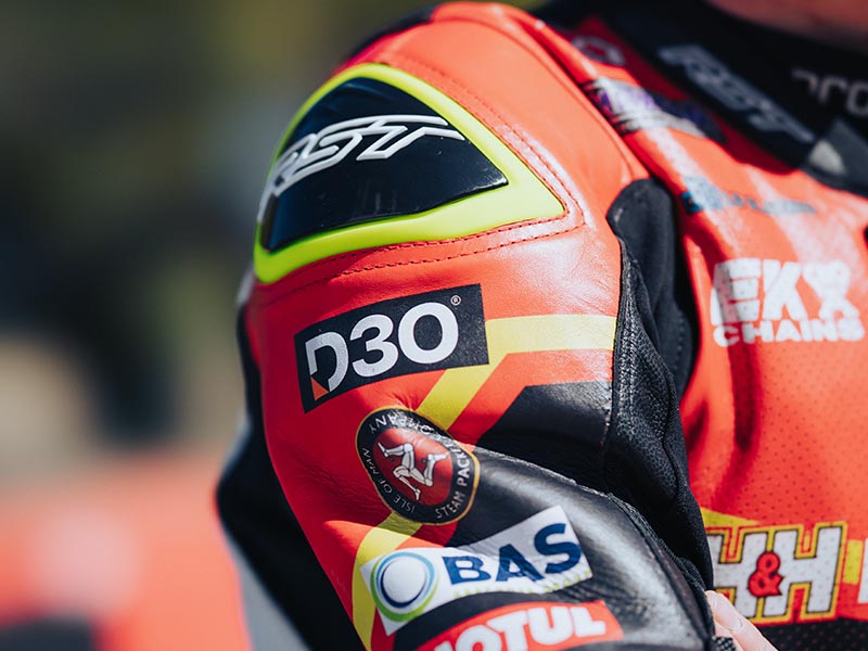 RST incorpora protecciones D3O en su equipamiento para motoristas