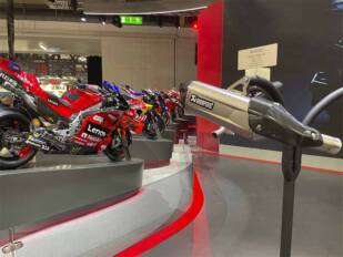 Las novedades de EICMA (9ª parte): Akrapovič, CGM Italia, CST Tyres, Kawasaki, Leatt, LiveWire, Muc-Off, NG Brakes, Sena y Ultraviolette