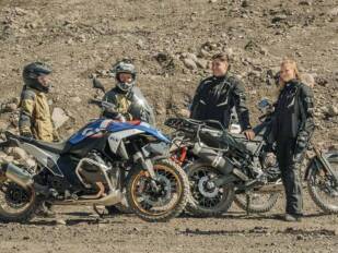 ¿Eres un motorista trail/adventure? Te proponemos varias prendas de equipamiento para este verano