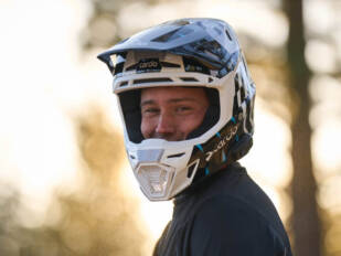 Cardo lanza Venture, el primer casco offroad con comunicación por malla integrada
