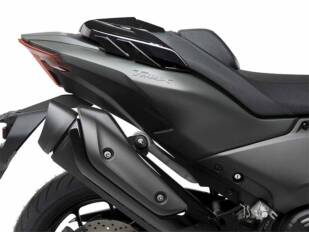 Personaliza tu Yamaha TMax 560 con los nuevos alerones de colín Puig