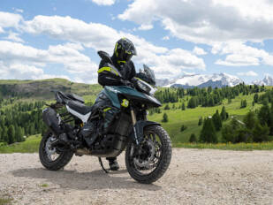 La Benelli TRK 902 desembarca con 93 CV, tecnología ADAS y las primeras unidades agotadas