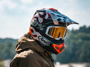 Arai MX-V EVO Flame: nueva gráfica para el casco offroad japonés