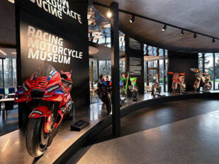 Marelli repasa la evolución de sus centralitas de competición en el museo de la FIM